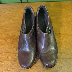 Clarks Dark Brown Leather Heeled Zip Ankle Booties in Women’s Size 10